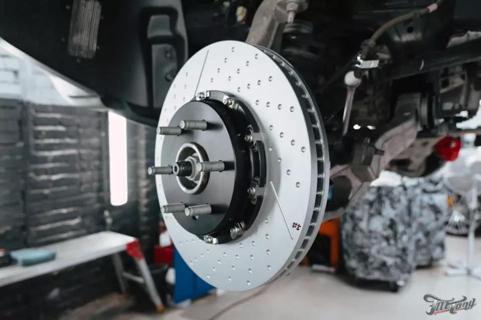 Подготовка RAM TRX для участия в MK Rally 2024: установка тормозной системы Brembo, окрас суппортов, оснащение кузова крышкой и дополнительной розеткой
